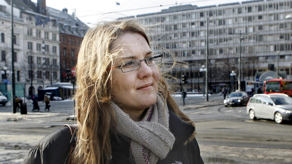 VIL HA PLAKATER: Bystyrerepresentant i Oslo (Ap) Nina Bachke foresl�r at utestedene m� ha plakater som annonserer kleskode, aldersgrense og gjesteliste, slik at ikke d�rvaktene kan endre det ettersom det er hvite og m�rke som vil inn p� utesteder. Foto: ERLING H�GELAND/Dagbladet