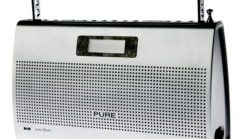 FRA FM TIL DAB? Det kan bli resultatet dersom regjeringen f�r gjennomslag for � stenge FM-nettet i 2017. Denne retroreiseradioen har b�de dab- og FM-radio. Foto.Mette M�ller