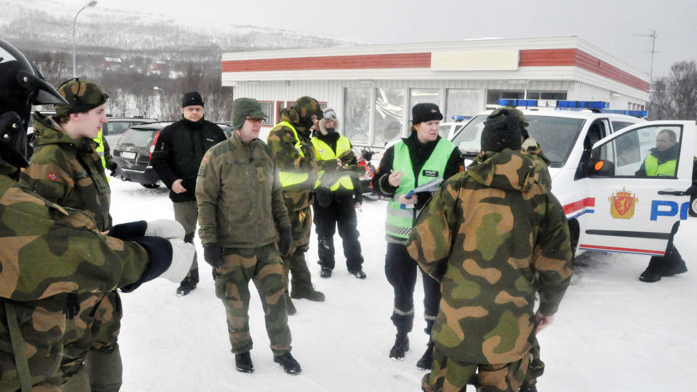 SKREV P� FACEBOOK: Ni ungdommer fra Hammerfest var savnet p� fjellet ved Billefjord i Porsanger. Seks ble funnet i live, tre m�tt gi tapt til kulda og vinden. Mens redningsarbeidet p�gikk, gikk en helsearbeider ut p� Facebook og ppdaterte siste nytt - lenge f�r politiet gikk ut med opplysningene. R�dmannen i Porsanger reagerer kraftig p� dette. Foto: Petter Vatn/Finnmark Dagblad