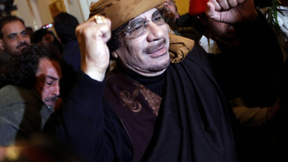ANKOM HOTELL: Her ankommer Muammar Kadhafi Rixos-hotellet i hovedstaden Tripoli i kveld. Foto: AFP/Mahmud Turkia/Scanpix