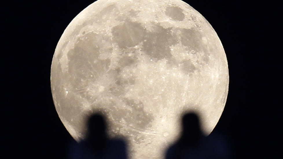 KATASTROFE I GJ�RE: 19. mars vil superm�nen dukkke opp p� nattehimmelen. Hvert 19 �r n�r m�nen et punkt i dens bane som er n�rmest jorda, og noen hevder dette betyr at naturkatastrofene er i gj�re. Foto: REUTERS/Amr Abdallah Dalsh (