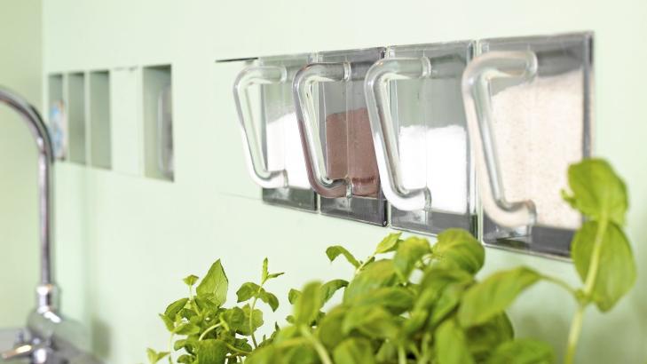 INNFELT OPPBEVARING: De to innfelte modulene har fem kvadratiske kammer hver. Glasskuffer fra Ikea fyller de n�rmeste kamrene, mens de innerste er �pne nisjer.   Foto: Espen Gr�nli