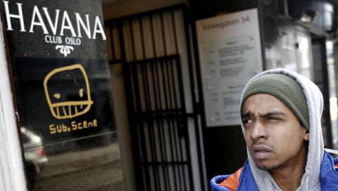 - STENGT UTE: Antirasistisk senter mener Thinesh Waran Uthayamanogaran (20) og to andre testpersoner ble nekta inngang p� Havana Club og flere andre utesteder l�rdag kveld p� grunn av  hudfarge. Sub.Scene var ikke med i testen. Foto: ERLING H�GELAND/Dagbladet