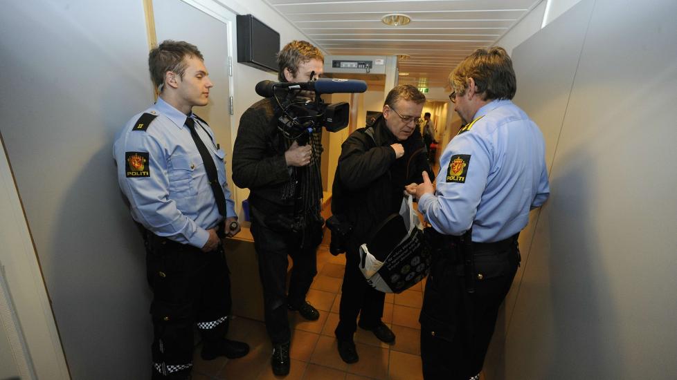METALLDETEKTOR: Rettssaken mot de tiltalte for drapet p� Faiza Ashraf startet i dag. Tilh�rerne m�tte g� gjennom metalldetektor. Foto: John T. Pedersen/Dagbladet