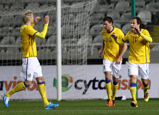STOREBROR ER P� LANDSLAGET OG IFK: - Tobias (Hys�n) kommer garantert til � h�re det n�r han m�ter AIK borte, sier pappa Glenn - men sier det i s� fall bare er til � le av. Foto:  AFP PHOTO/SAKIS SAVVIDES
