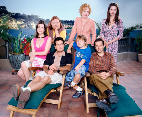 POPUL�R SERIE: Skuespillerne i �Two and a Half Men�. Bak fra venstre: Melanie Lynskey, Conchata Ferrell, Holland Taylor og Marin Hinkle. Framme fra venster: Charlie Sheen, Angus T. Jones, og Jon Cryer. Foto: STELLA PICTURES