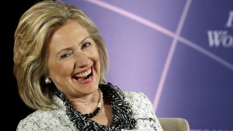 FN-SPORET: Hillary Rodham Clinton, utenriksminister i USA, sier at det er uaktuelt for USA med noe solol�p i Libya og at en avgj�relse om en flyforbudssone m� v�re forankret i FN. Foto: AP Photo/Luis M. Alvarez/Scanpix