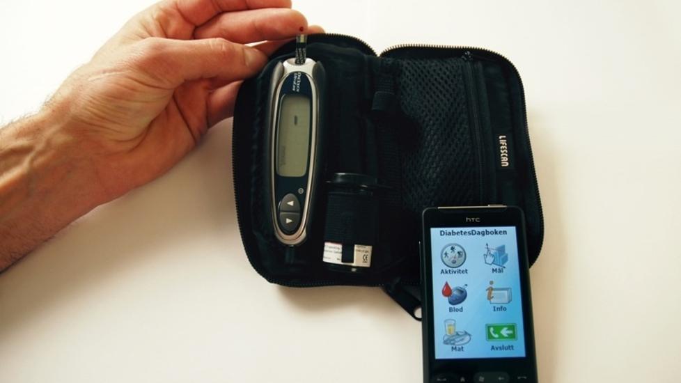 ENKLERE: Med diabetesdagboken kan det bli enklere for diabetikere � m�le blodsukkeret sitt. Foto: Jarl-Stian Olsen, Nasjonalt senter for samhandling og telemedisin.