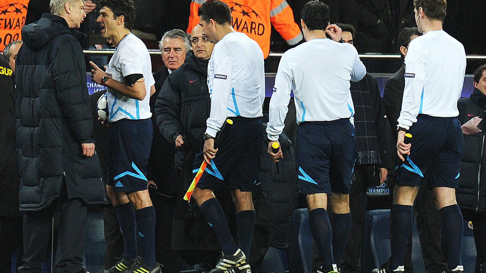 KRANGLET: Arsene Wenger (t.v) var fort borte hos dommer Massimo Busacca og hans assistenter da Arsenal ble sl�tt ut av Barcelona i g�r kveld. Foto: AFP/Carl de Souza