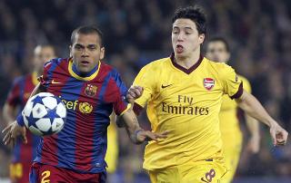 HVA SA NASRI? Samir Nasri (t.h) skal ha opps�kt dommeren etter nederlaget mot Daniel Alves og co. Foto: EPA/ANDREU DALMAU