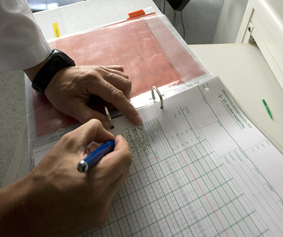 JOBBET FOR MYE: Sykepleieres overtid og sykehusenes vikarbruk granskes n� over hele landet. Foto:  Gorm Kallestad  / SCANPIX .
