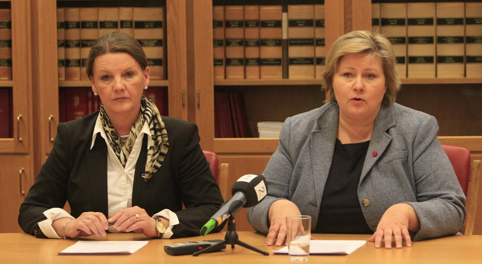 JA: Saksordf�rer Ingjerd Schoug og partileder Erna Solberg i H�yre kunngjorde at de g�r inn for DLD i kveld. Foto: Terje Bendiksby / Scanpix