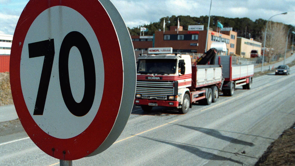 70-SONE: Fartsgrensen settes ned fra 80 til 70 kilometer i timen p� 420 kilometer vei, mens den settes ned fra 90 til 80 p� 70 kilometer vei. Statens vegvesen mener dette vil bidra til inntil ti f�rre d�dsfall i �ret p� norske veier. Foto: SCANPIX/GORM KALLESTAD