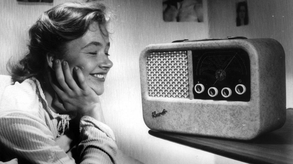 RADIOREVOLUSJON: Det finnes over 15 millioner fm-radioer i dag. N� skal DAB-radioene etter planen ta over markedet. Denne damen lytter p� en radio av typen Kur�r som ble produsert i mer enn 200.000 eksemplarer fra bedriften Radionette. Foto: Lasse Thorseth / NTB arkiv / SCANPIX.