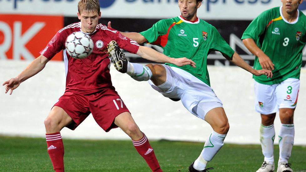 TRE ELLEVEMETERE: Roland Rivero (t.v) og Bolivia tapte kampen mot Latvia - etter tre straffer. Foto: EPA/OKAN OZER