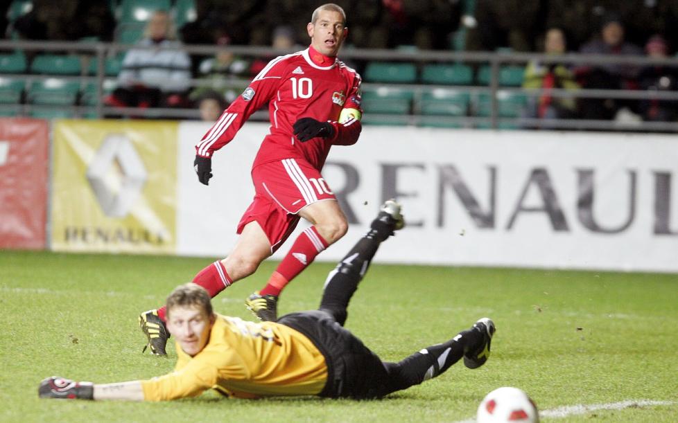 FIKK MISTANKE: Bod�/Glimt-keeper Pavel Londak sier dommeren oppf�rte seg merkelig og mener han n�rmest konstruerte straffespark p� egenh�nd. Her er han i aksjon i en annen kamp mot Liechtenstein Foto:   EPA/VALDA KALNINA LATVIA