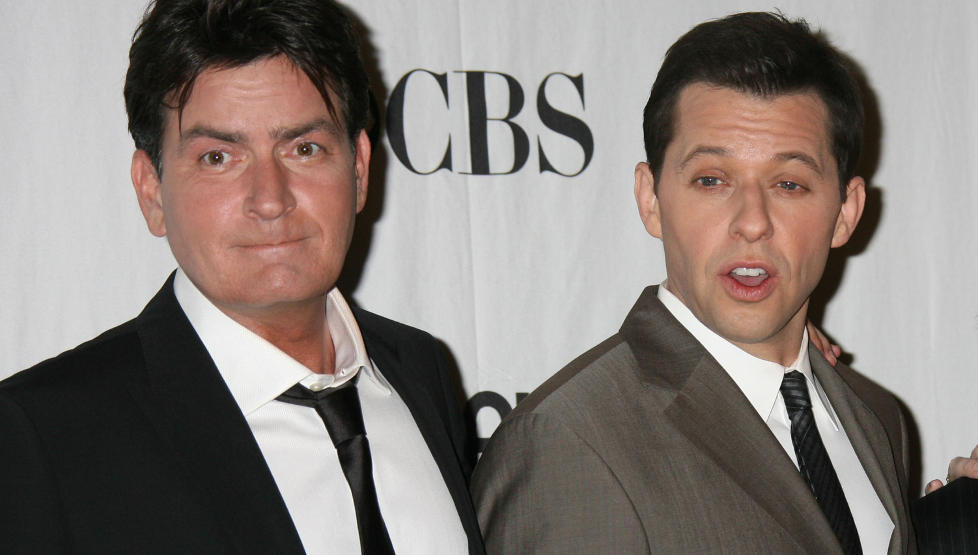 ANGRER: Charlie Sheen angrer p� at han kalte Jon Cryer en sviker og et troll, og unnskylte seg til kollegaen i g�r. Foto: STELLA PICTURES