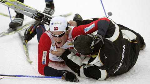 GODE MINNER: Junioren Petter Northug tok sin f�rste verdenscupseier p� duathlon i Falun etter OL-vrakingen i 2006.  Han ble dermed  tidenes yngste mannlige verdenscupvinner.
Foto: Ulf Palm / SCANPIX