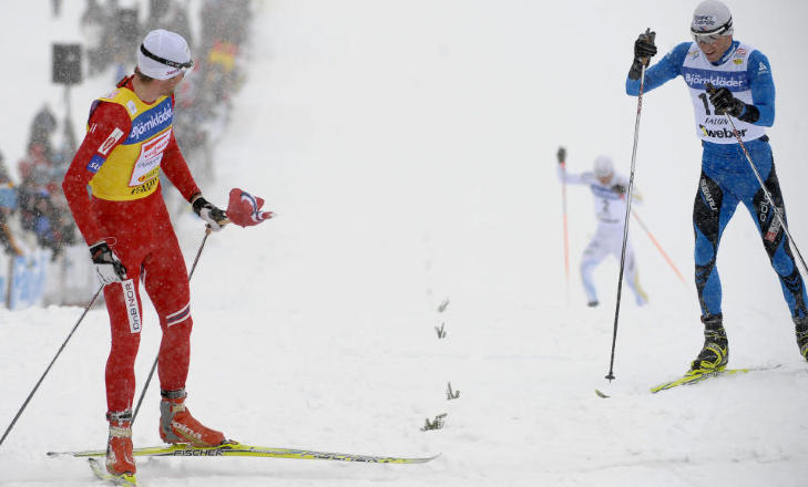 FALUN I FJOR: Petter Northug h�ndhilste p� et titalls tilskuere p� oppl�pet, ventet p� franske Manificat og nesten Marcus Hellner ogs� f�r han gikk i m�l. Publikum elsket det - men arrang�ren fikk klager fra andre nasjoner. Foto: SCANPIX/REUTERS/Anders Wiklund/
