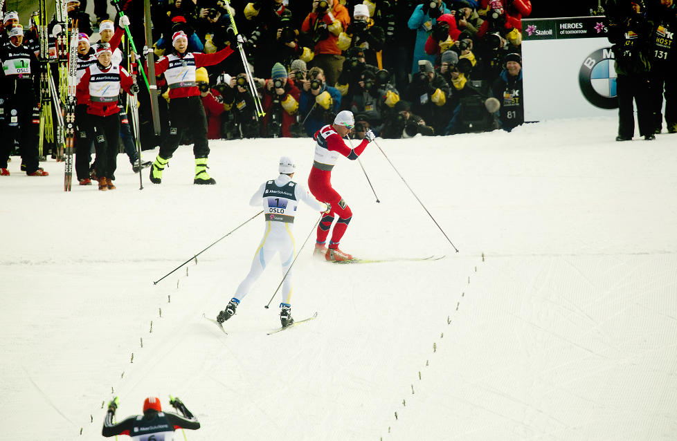 SHOWMANNEN NORTHUG: Det ble ramaskrik i Sverige da Petter Northug ploget opp og ventet p�  Marcus Hellner p� stafetten i Holmenkollen. N�r verdenscupen avsluttes i svenske Falun neste helg h�per arrang�ren p� nye sprell - men kanskje ikke like dristige som dette.   Foto: Bj�rn Langsem / Dagbladet.
