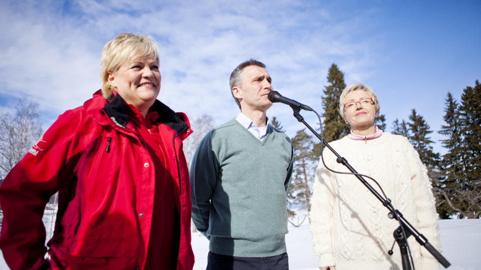 JOBBET FOR FULLT: SV-leder Kristin Halvorsen, statsminister Jens Stoltenberg (Ap) og Sp-leder Liv Signe Navarsete (Sp) satt oppe natt til torsdag og jobbet med Lofoten-avklaring. Her fra Thorbj�rnrud Hotel sist s�ndag, da de jobbet med budsjettet for 2012. Foto: Thomas Winje �ijord / Scanpix.