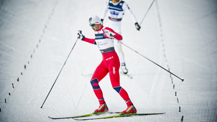 - HAN ER EN GRIS: Petter Northug satte sinnene i kok i Sverige da han gikk sidelengs inn til stafettgull foran svensken Marcus Hellner. Foto: Thomas Rasmus Skaug / Dagbladet