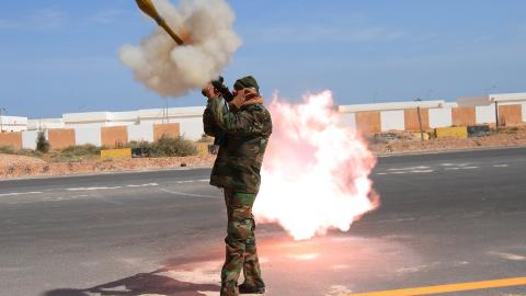ANTILUFTSKYTS: En oppr�rer fors�ker � skyte ned Kadhafis fly som ble brukt i bombingen av Ras Lanuf. Foto: EPA/KIM LUDBROOK/Scanpix