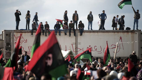 FLAGGET: Oppr�rere bruker det opprinnelige libyske flagget i sin kamp mot Kadhafi - ikke det helt gr�nne Kadhafi innf�rte. Foto: AFP PHOTO/GIANLUIGI GUERCIA/Scanpix