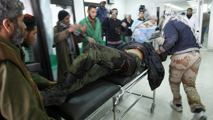MANGE SKADDE: En oppr�rer blir tatt til sykehus etter � ha blitt truffet av et bombeangrep. Foto: REUTERS/Asmaa Waguih/Scanpix