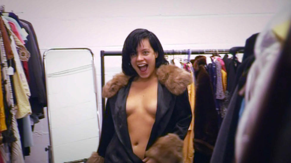 - IKKE SE DEN: Tv-kanalen Channel 4 kommer kommer snart med dokumentaren �Lily Allen: Riches To Rags�. N� g�r den britiske popfuglen ut og ber fansen styre unna dokumentaren p� sin Twitter-side. Foto: Stella Pictures