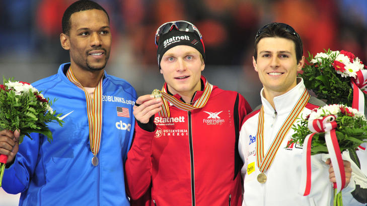 �VERST: H�vard B�kko feiret sin gullmedalje. Til venstre st�r Shani Davis (s�lv) og Canadas Lucas Makowsky (bronse). Foto: AFP Photo / John MacDougall / Scanpix