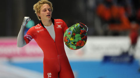FEIRET MED HATT: B�kko feiret med denne lekre hatten etter seieren. Foto: AFP Photo / Christof Stache / Scanpix