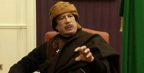 KLAMRER SEG TIL MAKTA: Hittil har Libyas leder Muammar Kadhafi ikke gitt noen tegn til at han vil f�lge oppr�rernes krav om � gi fra seg makta. Foto: AP Photo/TRT/Scanpix