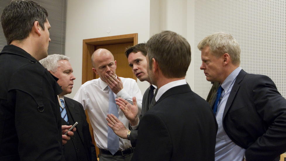 H�Y TEMPERATUR: Det var h�y temperatur mellom bisitter Dag Uppheim (f.v.), Per Johan Sjong Larsen (forsvarer for Ahmed Shahbaz Dad), Aktor Svein Holden, Marius O. Dietrichson (medforsv.), Morten Furuholmen (forsvarer for Millehaugen,  t.h.) og  Arve Ringsbye  (medforsvarer for Shahbaz Dad, med ryggen til) i rettsaken mot Stig Millehaugen og Ahmed Shahbaz Dad i Oslo Tingrett i dag. Foto: Berit Roald / Scanpix