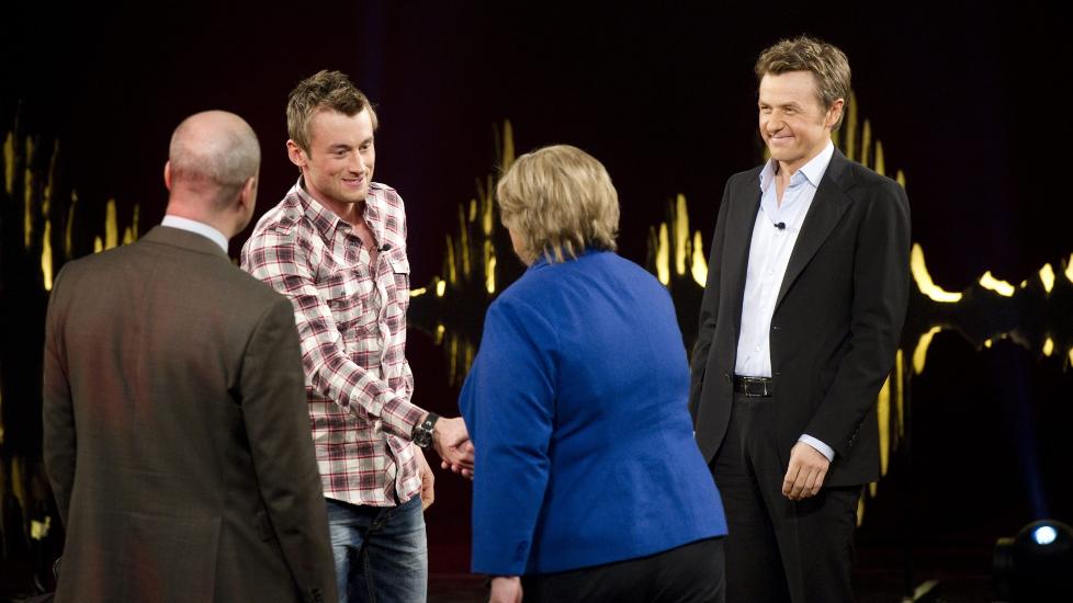 INGEN KRITIKER: Svensken som kalte Northug en gris fikk ikke v�re med p� Skavlan. Det var imidlertid H�yre-leder Erna Solberg og statsminister i Sverige, Fredrik Reinfeldt (ryggen til). Fredrik Skavlan var naturligvis ogs� tilstede. Foto: FREDRIK SANDBERG / SCANPIX