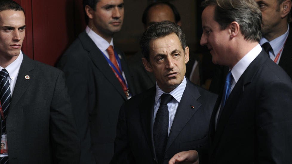 G�R I SPISSEN: Frankrikes president Nicolas Sarkozy (t.v) og den britiske statsministeren David Cameron (t.h) g�r i spissen for � f� slutt p� drapene p� sivile i Libya. Her diskuterer de p� et EU-m�te i Brussel i desember i fjor. Foto: AFP/John Thys/Scanpix