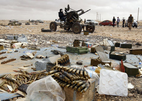 PLAGES AV LUFTANGREP: Oppr�rerne m� kjempe mot Muammar Kadhafis krigsfly. Foto: Reuters/Goran Tomasevic/Scanpix