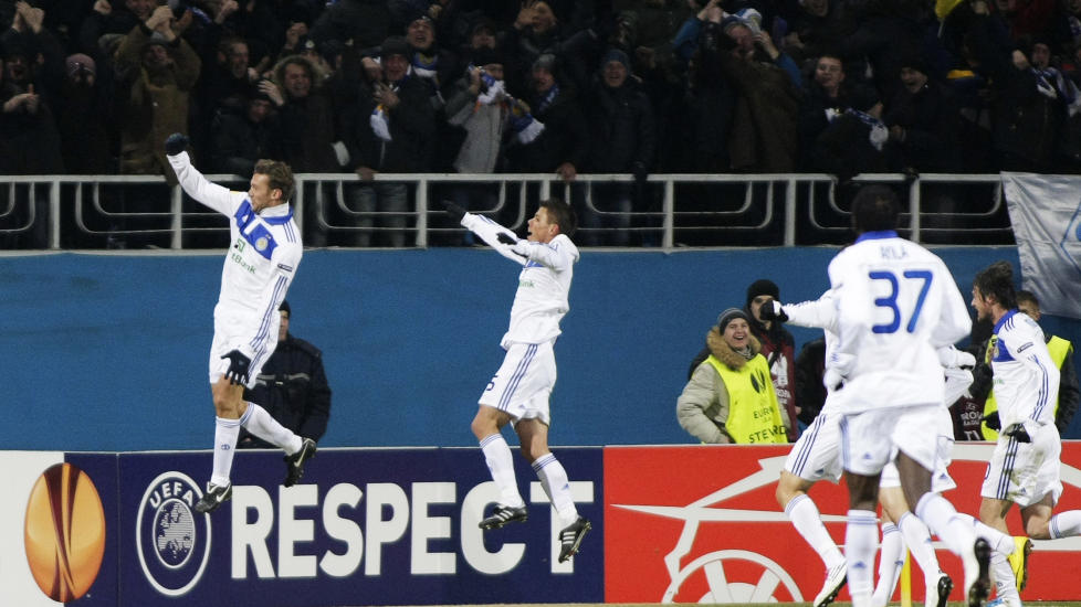 HIPP HURRA: Andrej Sjevtsjenko feirer sin scoring. Foto: Reuters / Konstantin Chernichkin / Scanpix