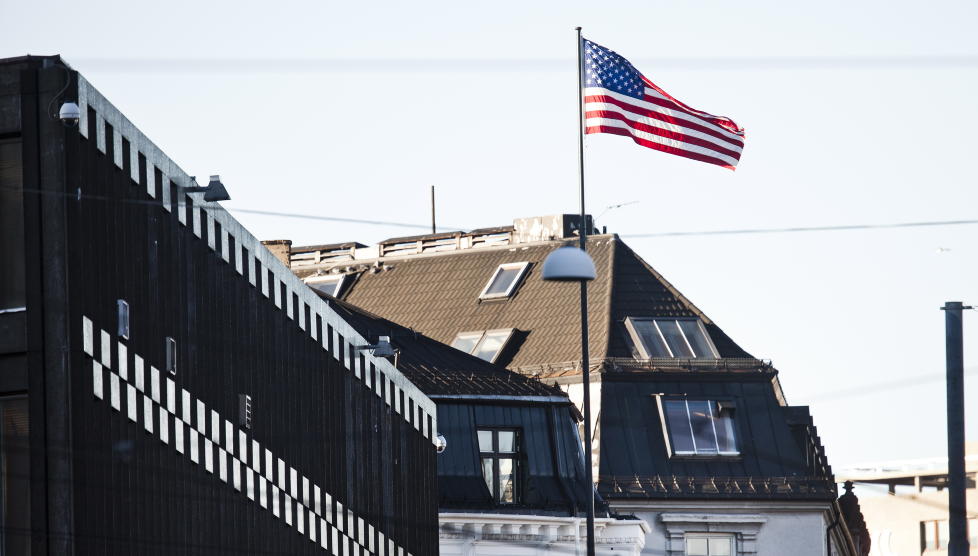 F�R SNAKKE: Den amerikanske ambassaden i Oslo. Tidligere polititopper i lengre tid skal ha drevet overv�kning av norske statsborgere p� oppdrag fra USA. I loftsleiligheten i blokken med reklame for Scandic, skal de ha hatt hovedkvarteret sitt.
Foto: Aleksander Andersen / Scanpix