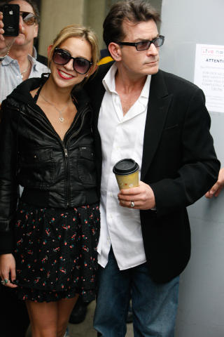 TO NYE KJ�RESTER: Charlie Sheen bor for tida sammen med Natalie Kenly (bildet) og pornostjerna Rachel Oberlin. Foto: STELLA PICTURES