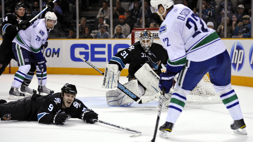 POENGMASKIN: Vancouver Canucks-venstreving Daniel Sedin (tr�ye 22) i aksjon mot San Jose Sharks i natt. Han plukket to poeng i kampen. Foto: REUTERS/Chad  Ziemendorf