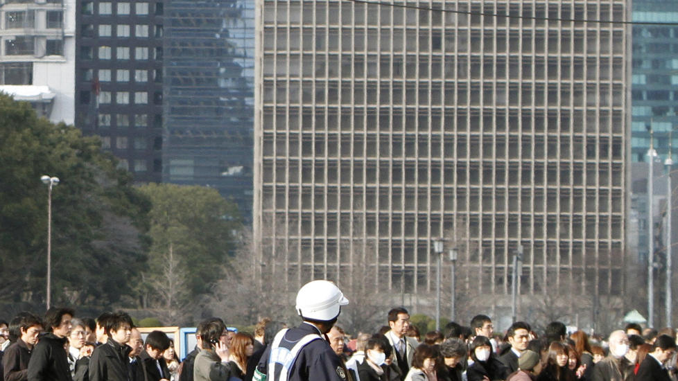 KAOS: Folk st�r utendors etter � ha blitt evakuert fra bygninger i Tokyo sentrum. Jordskjelvet i dag har skapt et kaos som ogs� lager tr�bbel for de ansatte i Innovasjon Norge. Foto: REUTERS/Toru Hanai