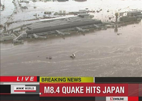 TSUNAMI: Sendai airport er oversv�mt. Foto: REUTERS/NHK via Reuters TV/SCANPIX