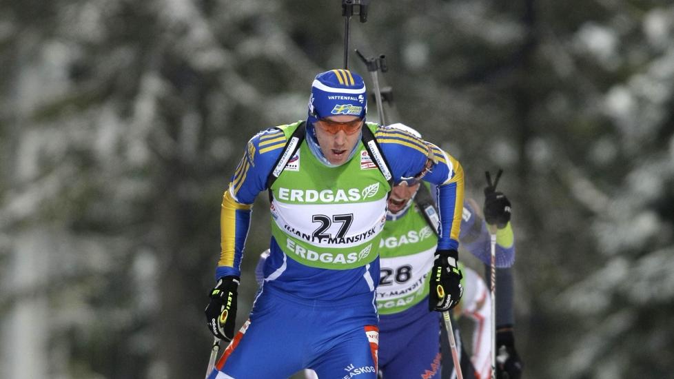 EN SHOWMANN: Bj�rn Ferry er kjent som skiskyttersportens l�se kanon og klovn. Men han er en dyktig ut�ver i tillegg - og i dag har han en dr�m om � gj�re en hel piruett ved m�lpassering etter � ha g�tt ifra Tarjei B�. Foto: (AP Photo/Mikhail Metzel)