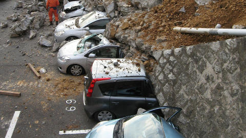 I DAG: Knuste biler i byen Mito. Foto: AFP PHOTO / JIJI PRESS / SCANPIX