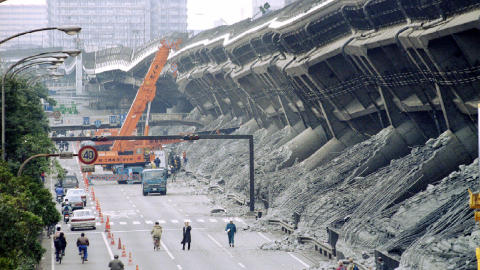 KOBE I 1995: Dagens skjelv utl�ste mye, mye mer energi, men hadde episenter lenger unna tettbebygde str�k. Foto: cf/pb/Kimimasa Mayama/REUTERS/SCANPIX