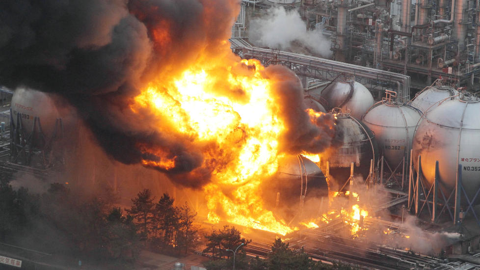 STORE �DELEGGELSER: Et raffineri st�r i brann etter dagens skjelv i Japan. Det er meldt om enorme �deleggelser langs hele kysten. Foto: AP Photo/Kyodo News/SCANPIX