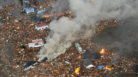 STORE �DELEGGELSER: If�lge Japans meterologiske byr� skal byen Kurihara v�re totalt �delagt av jordskjelvet og tsunamien. Her herjer tsunamien med hus i n�rheten av Sendai flyplass i Japan. Foto: REUTERS/KYODO