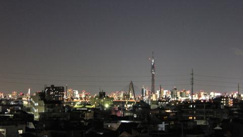 UTSIKT: Dette er utsikten fra Olav Aanes Fagerlund (29) sin leilighet i Tokyo. Det nye landemerket Tokyo Sky Tree skimtes i horisonten. Foto: Olav Aanes Fagerlund