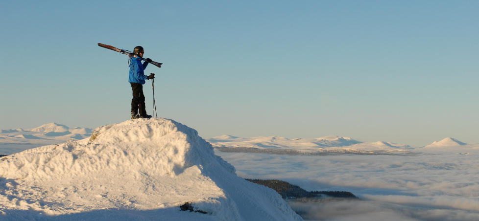 OVER SKYENE: Kvitfjell ligger over 1000 meter over havet. Og da kommer du fort over skydekket i Gudbrandsdalen. Foto: ESBEN HAAKENSTAD